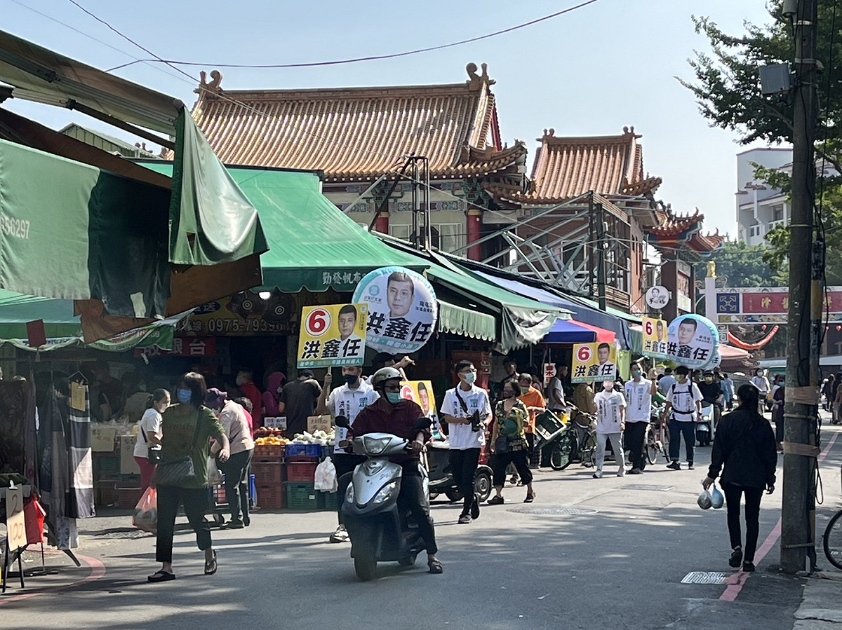 洪鑫任抽中6號，隨即前往萬和宮拜拜、掃街。 台灣民眾黨/提供