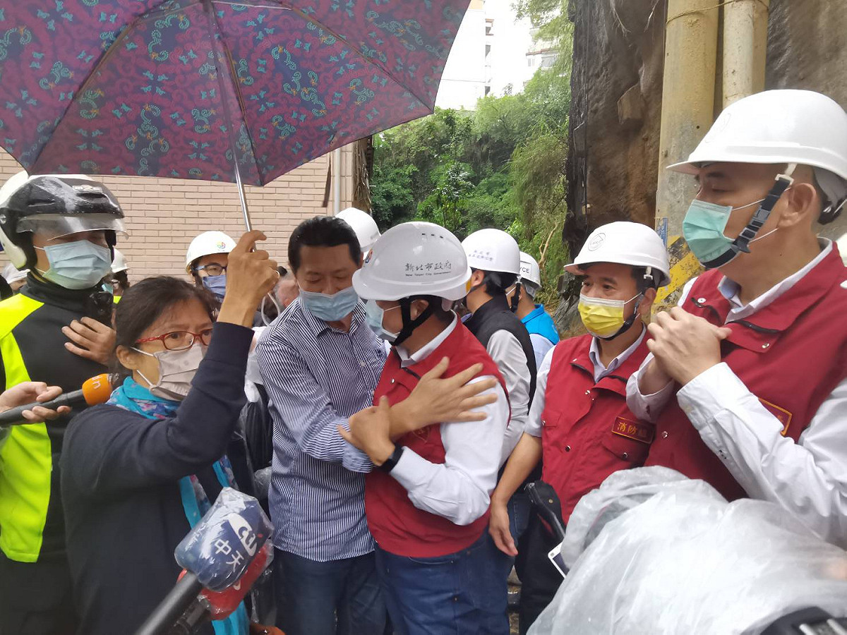 21日15時侯友宜再度趕往汐止視察復原進度，目前已恢復全區供水、供電、供氣及3巷、6巷坡地已完成帆布覆蓋、周遭環境清整及全區側溝清理。 圖：新北市消防局提供