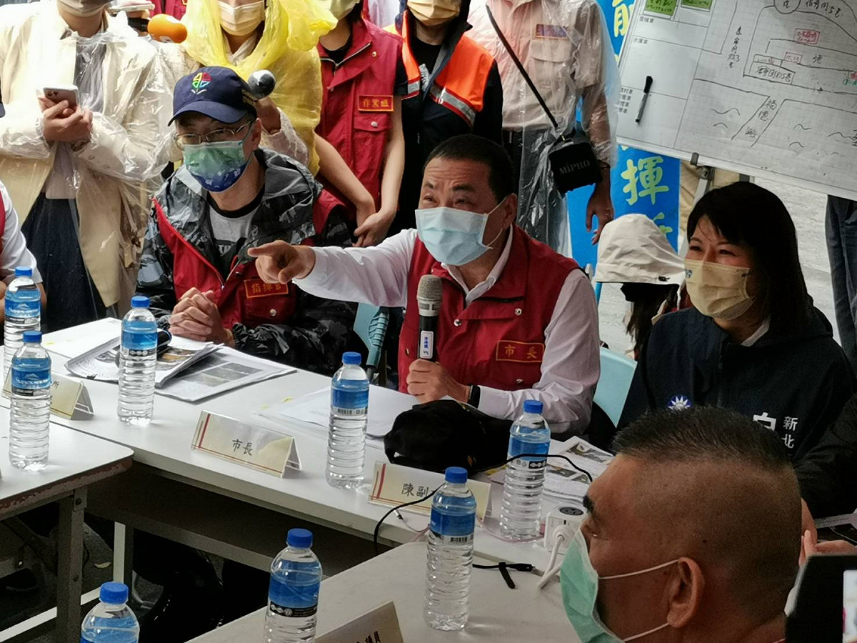 侯友宜已指示市府與台電公司持續派員留守及監看電塔周邊護坡及導水狀況確保安全，並再次提醒市民注意此波東北季風資訊。 圖：新北市消防局提供