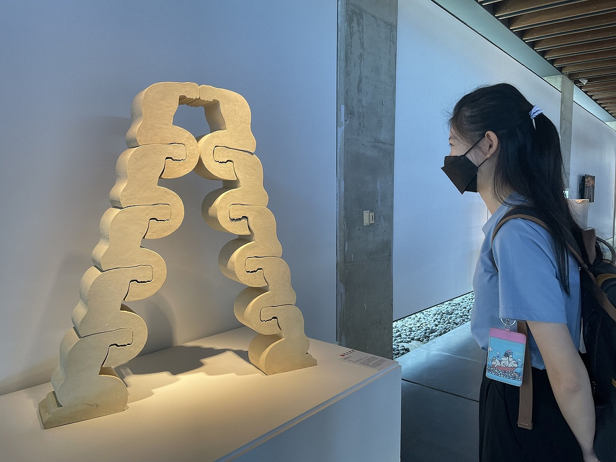 顏妤庭《梯》以簡約的線條勾勒出巧妙的堆疊、扣合跪坐姿態的人體。 圖：鶯歌陶瓷博物館提供
