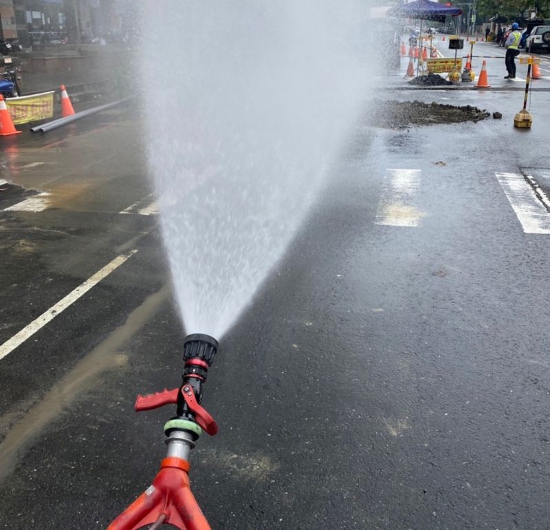 ▲ 高雄市岡山區文賢路和柳橋東路的交叉路口傳出異味。 （圖／翻攝畫面）