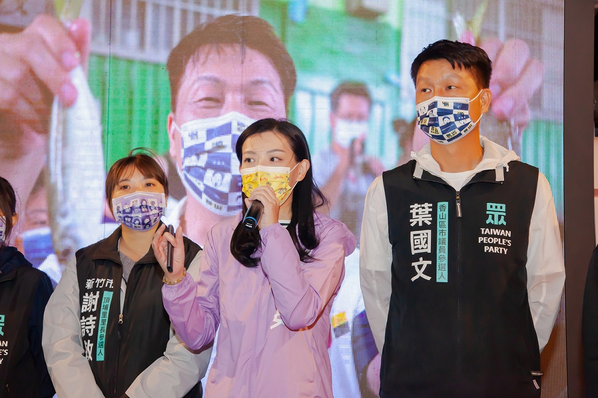 民眾黨新竹市議員候選人葉國文（右）涉賄選20萬交保。（圖為高虹安10月20日為葉國文站台） 圖：取自葉國文臉書（資料照）