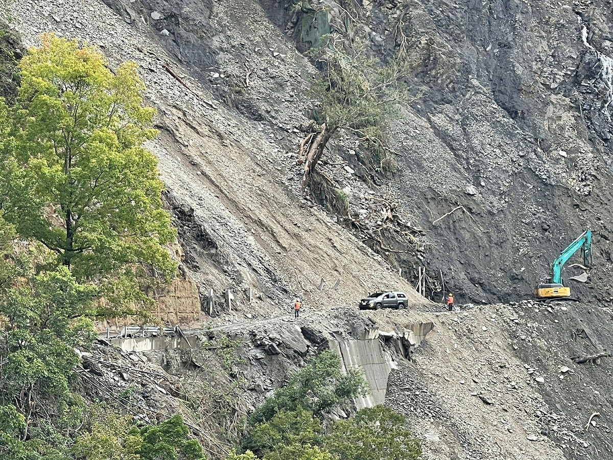 受到「尼莎」颱風的影響，北橫公路日前大坍方，讓很多遊客受困在明池山莊。 圖：公路總局／提供