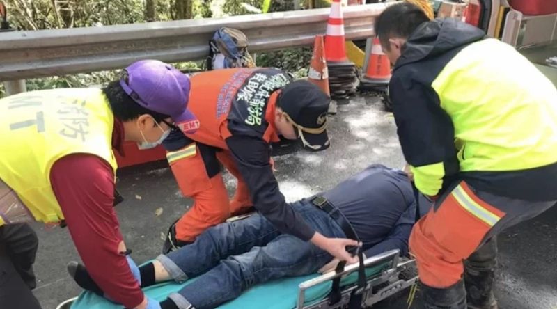 ▲明池山莊今撤離96人，一名員工吐血身體不適送醫。 （圖／翻攝畫面）