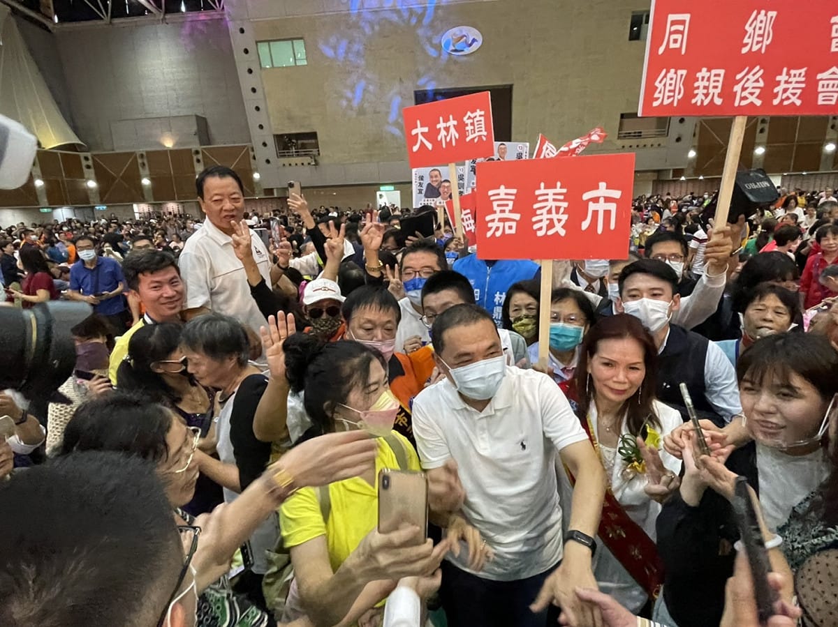 侯友宜向所有鄉親致意，受到熱情簇擁。 圖：侯友宜選辦提供