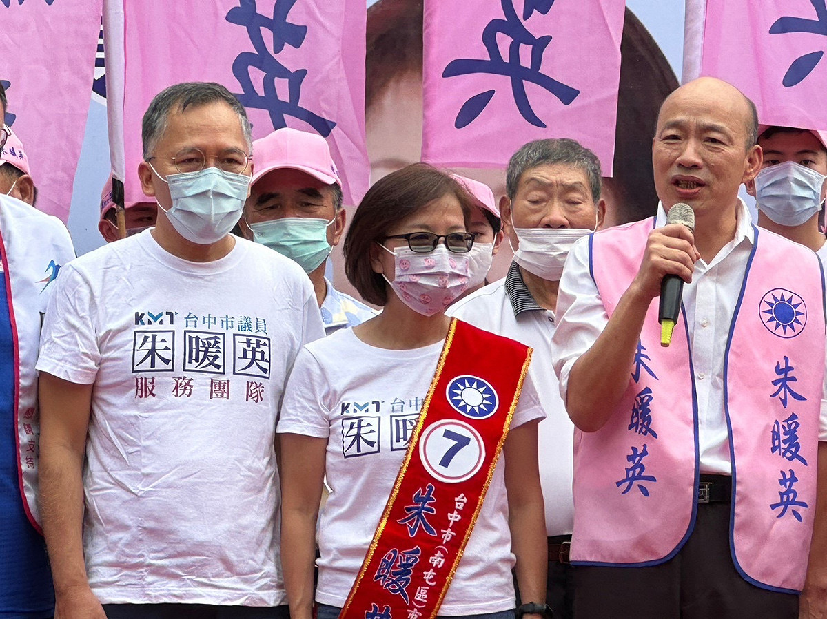 前高雄市長韓國瑜為朱暖英站台，未如預期與盧秀燕合體。 朱暖英競選總部/提供