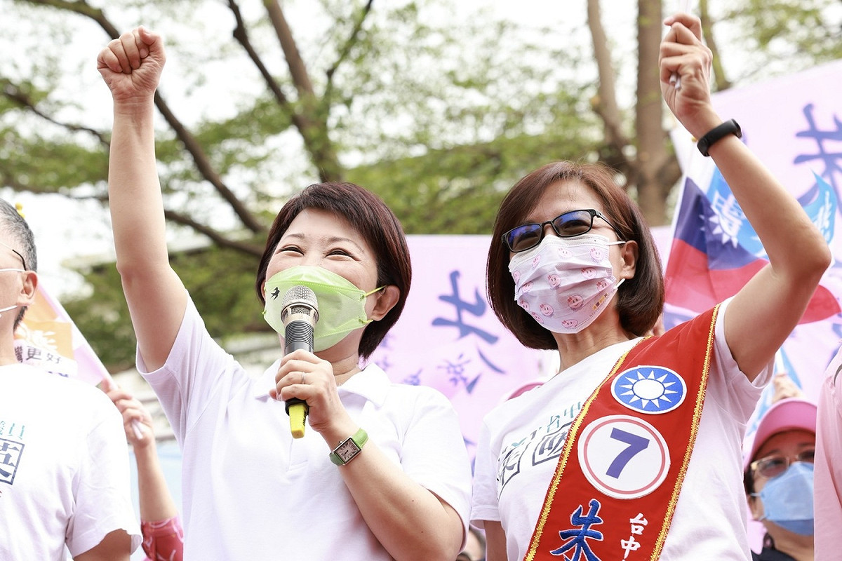 盧秀燕為朱暖英站台，沒與韓國瑜合體。 朱暖英競選總部/提供