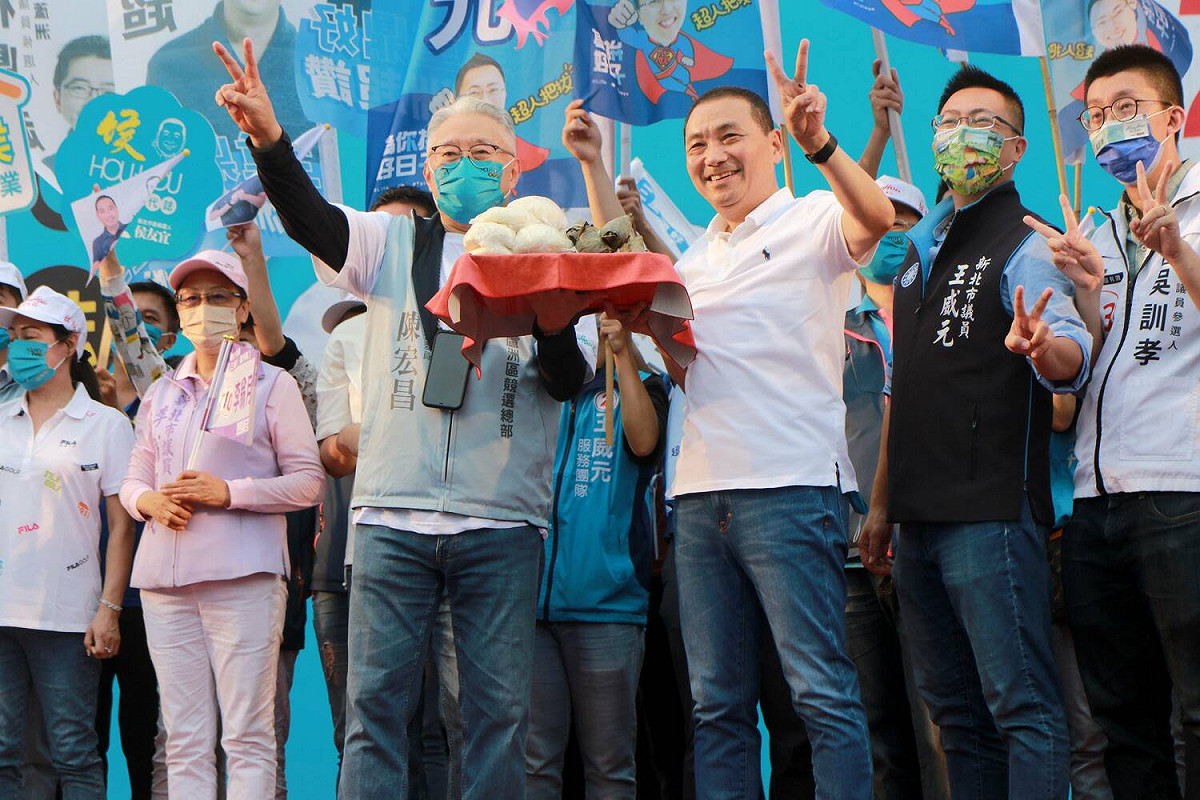 蘆洲競總主委陳宏昌高舉2號，祝侯友宜高票連任。 圖：侯友宜選辦提供