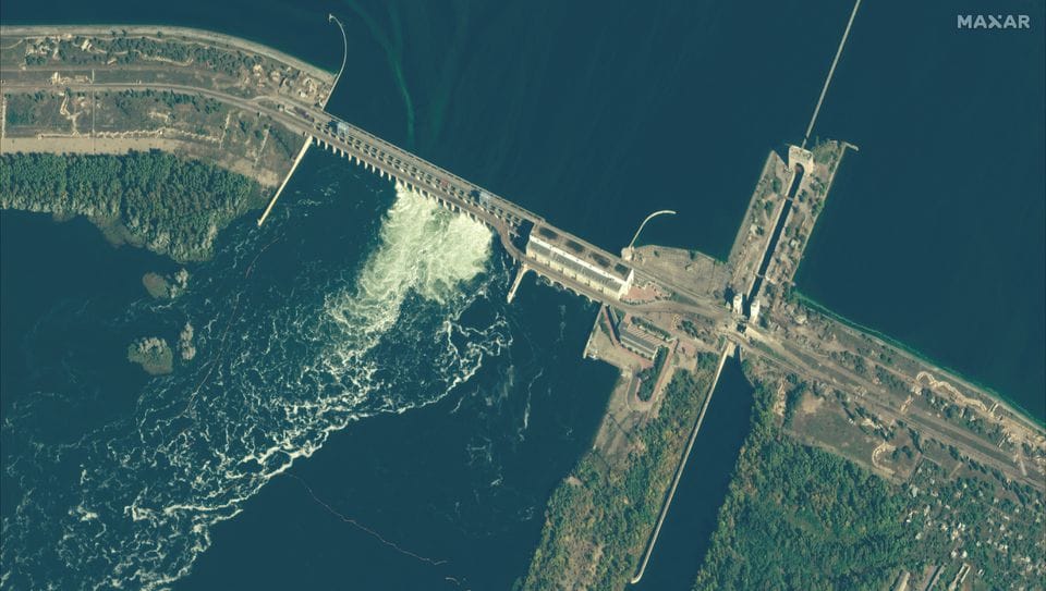 衛星圖像顯示，2022 年 10 月 18 日的卡霍夫卡（Kakhovka）水力發電廠大壩。 圖:翻攝自Maxar Technologies