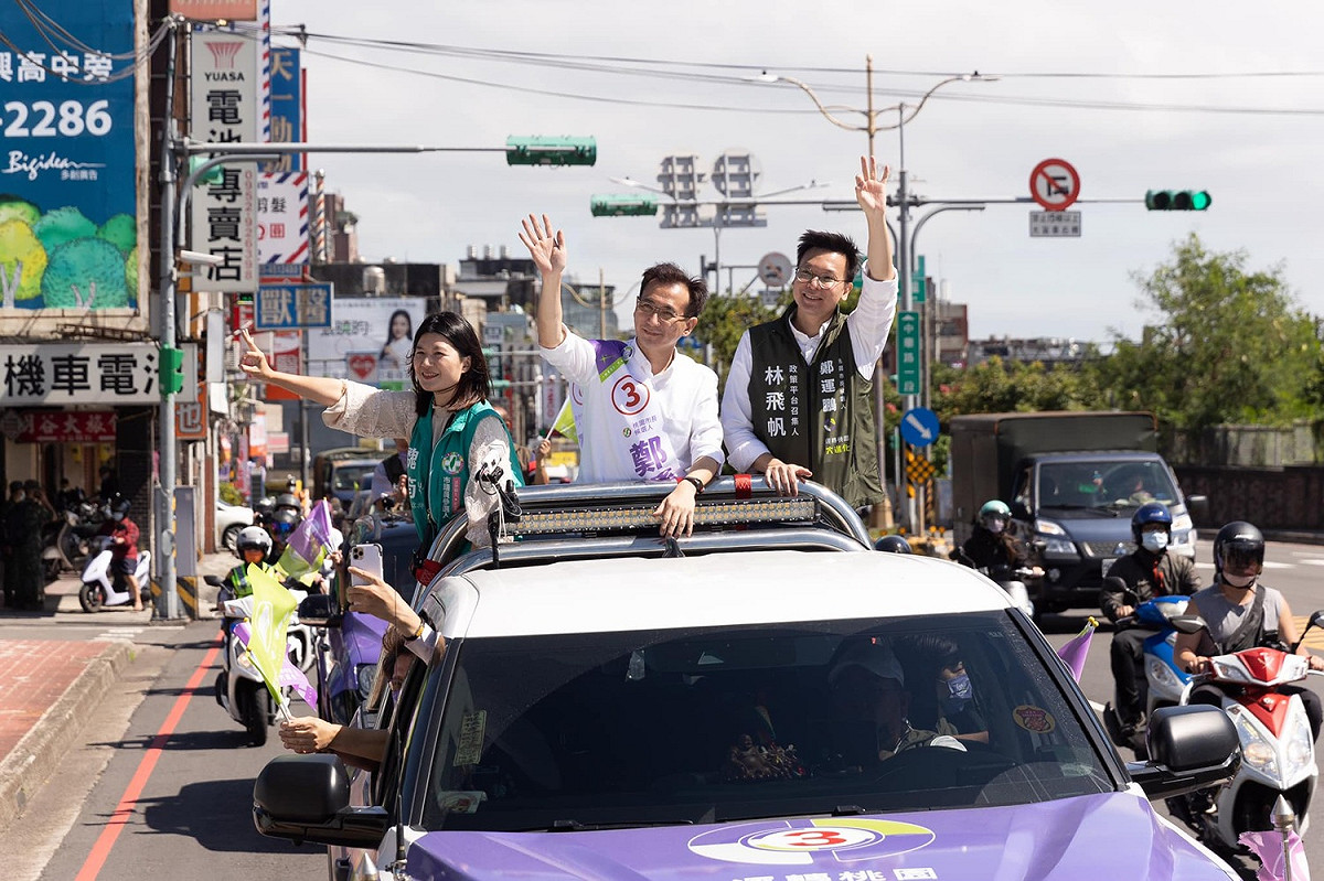 民進黨桃園市長候選人鄭運鵬與林飛帆車隊掃街。 圖:翻攝自林飛帆臉書