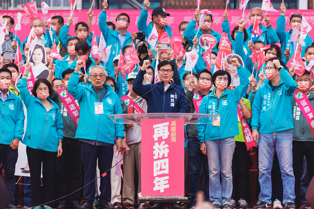 陳其邁(前排右三)跟著全場高喊凍蒜。 圖：陳其邁競總提供