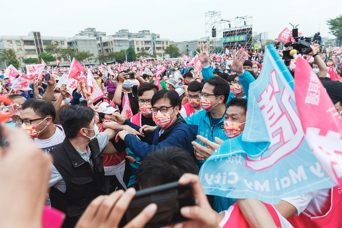 陳其邁在全場支持者熱情簇擁中進場登台。 圖：陳其邁競總提供