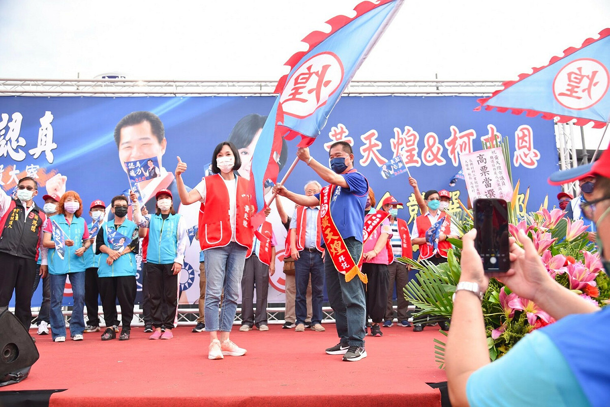 柯志恩為候選人授戰旗。 圖：柯志恩競辦提供