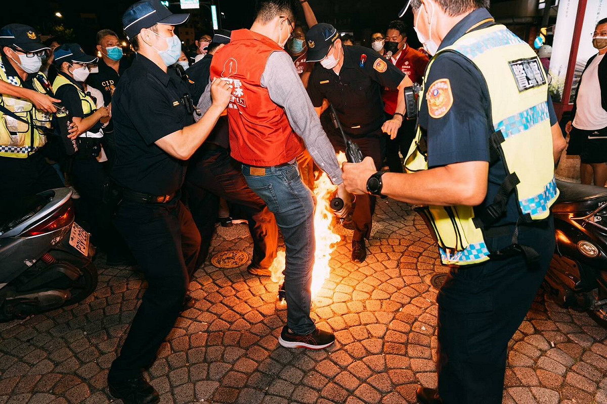 不滿國民黨親中勢力台南集結，台灣基進火燒國民黨旗。 圖:台灣基進台南黨部提供