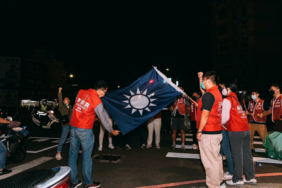 不滿國民黨親中勢力台南集結，台灣基進火燒國民黨旗。 圖:台灣基進台南黨部提供