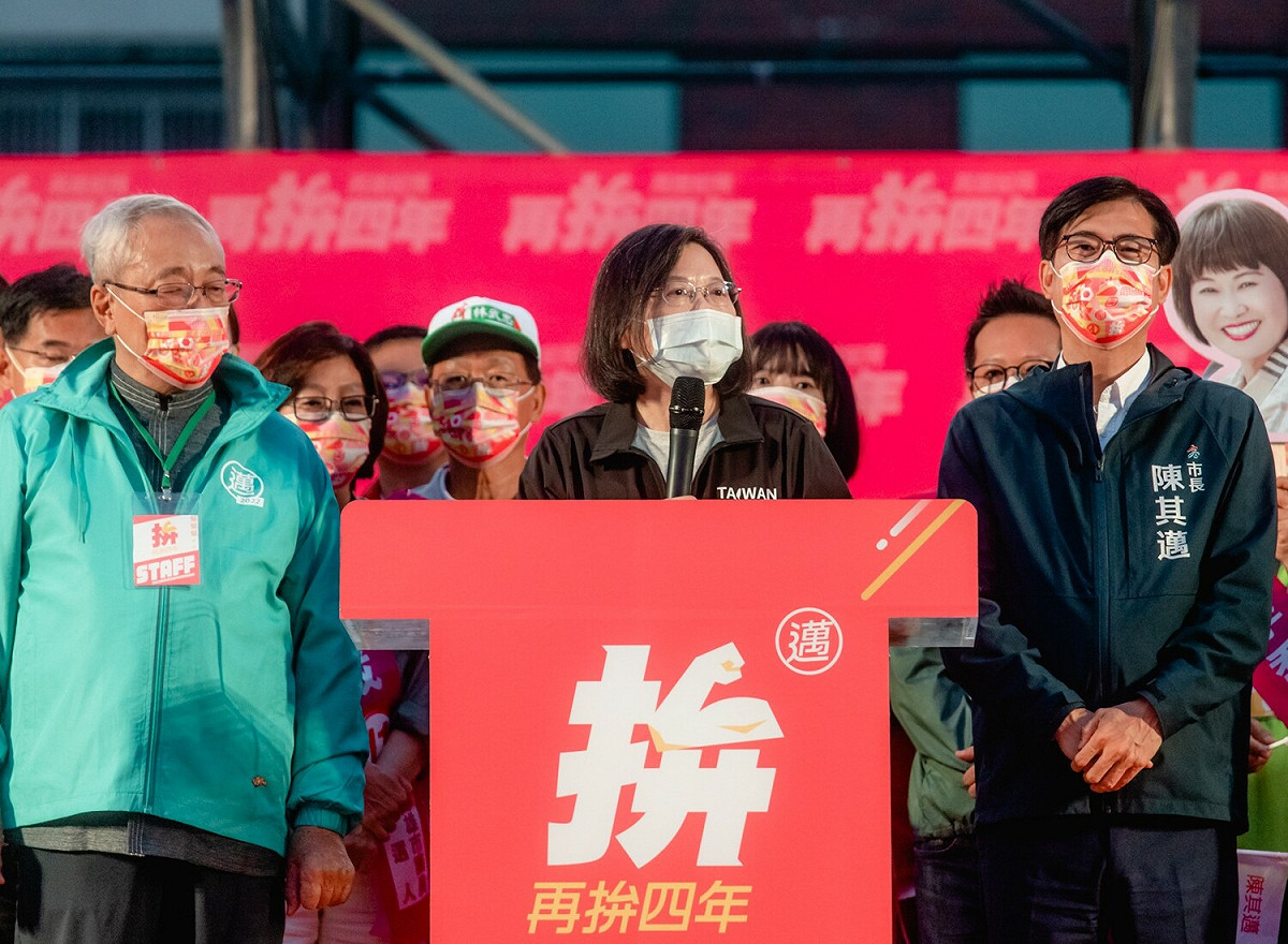 蔡英文(中)要大家支持陳其邁再為高雄拚四年。 圖：陳其邁競總提供