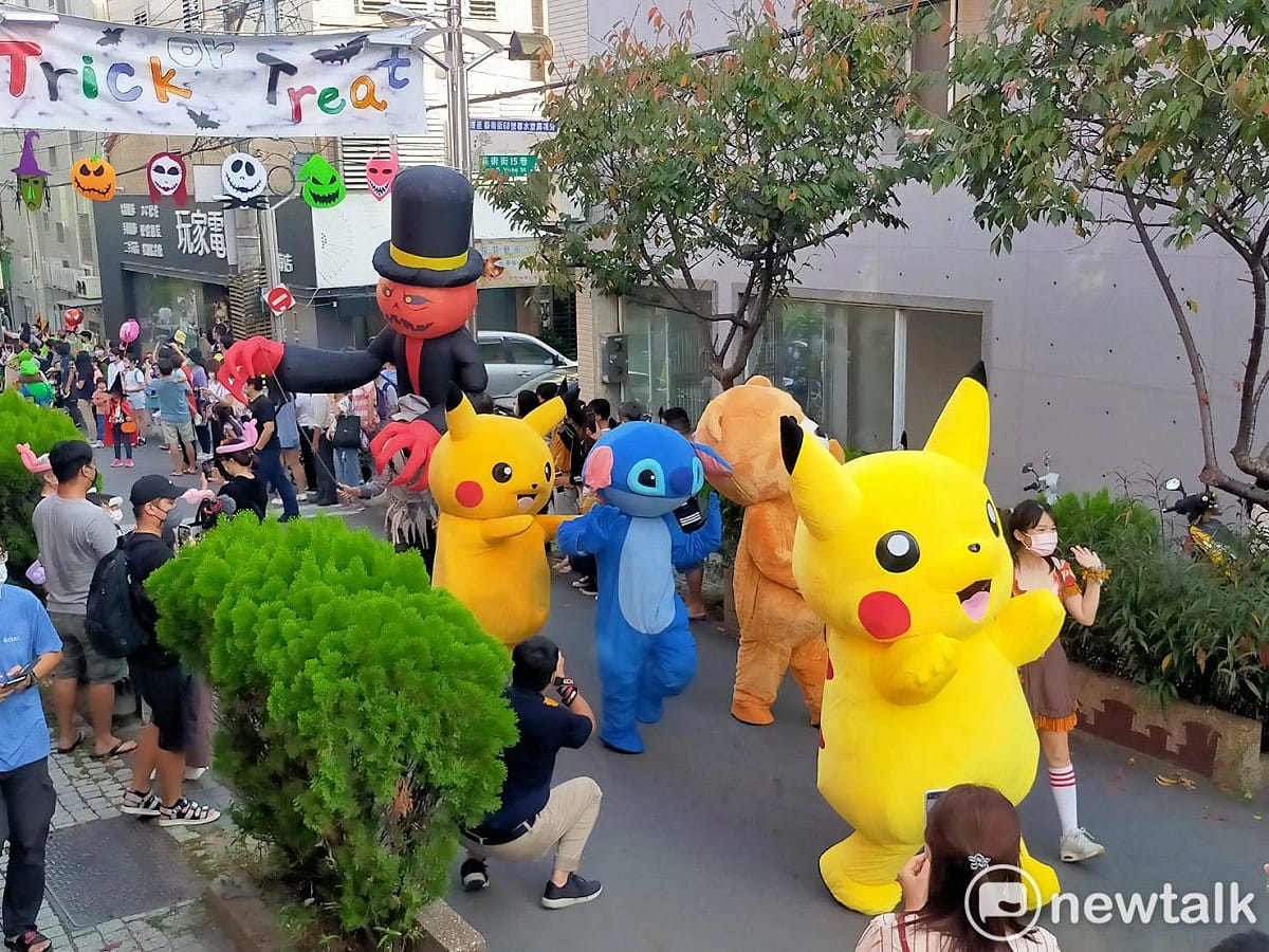 各式各樣大型人偶在東海藝術街遊街，歡慶萬聖節。 唐復年/攝