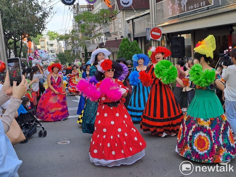 遊街團體有各式各樣打份，吸引眾人目光。 唐復年/攝