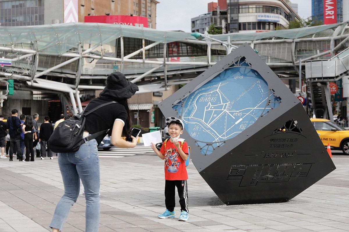 參與市集活動民眾觀察光盒子上的歷史文化及和光盒子拍照打卡，留作紀念。 圖：新北市工務局提供