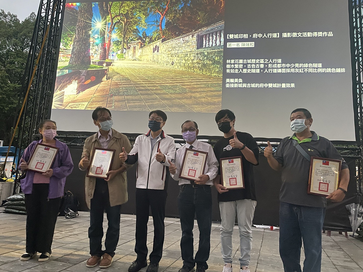 陳純敬親自頒發獎項給「府中人行道攝影比賽」5位得獎者，感謝得獲獎者呈現府中最美的景象。 圖：新北市工務局提供