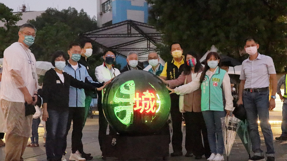 陳純敬與來賓一同參與「光盒子」點燈儀式，讓嶄新的府中廣場與記憶中的老板橋共存。 圖：新北市工務局提供
