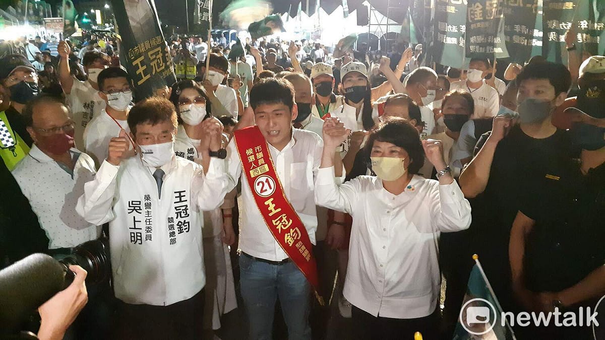 嘉義市西區市議員候選人王冠鈞競選總部今天晚上成立 出現大進場場面。 圖：蔡坤龍/攝