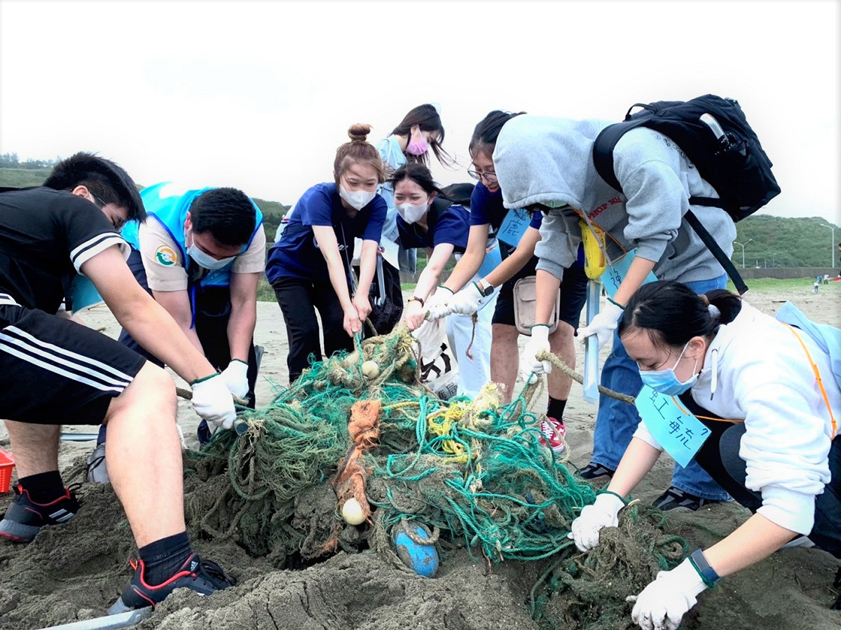 長庚大學參與此次秋季淨灘活動，同學賣力淨灘。 圖：新北市環保局提供