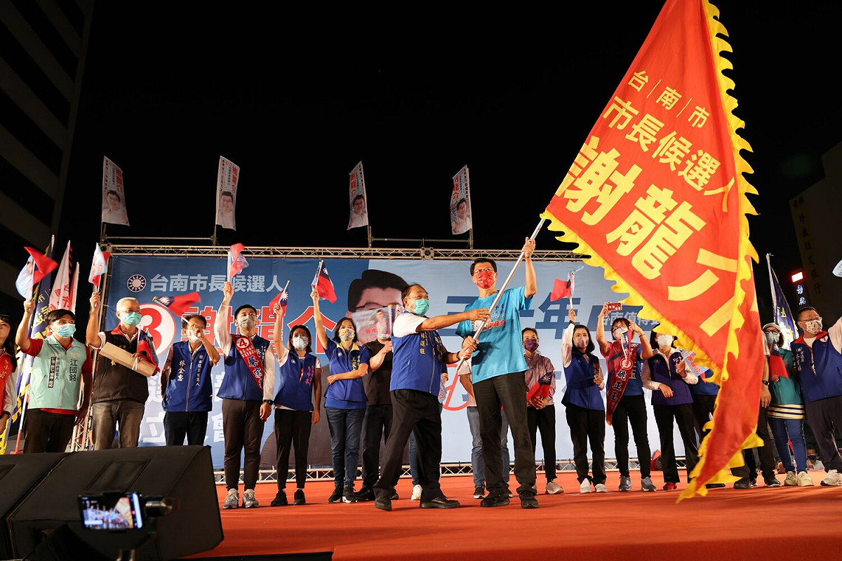 台南市長候選人謝龍介競選總部成立，謝龍介宣告「這是一場聖戰」，他不怕風雨、不怕艱苦，也不覺得壓力大，因為「台南市讓民進黨長期執政30年，已經爛了，一定要換新人。」 圖：謝龍介競選總部提供