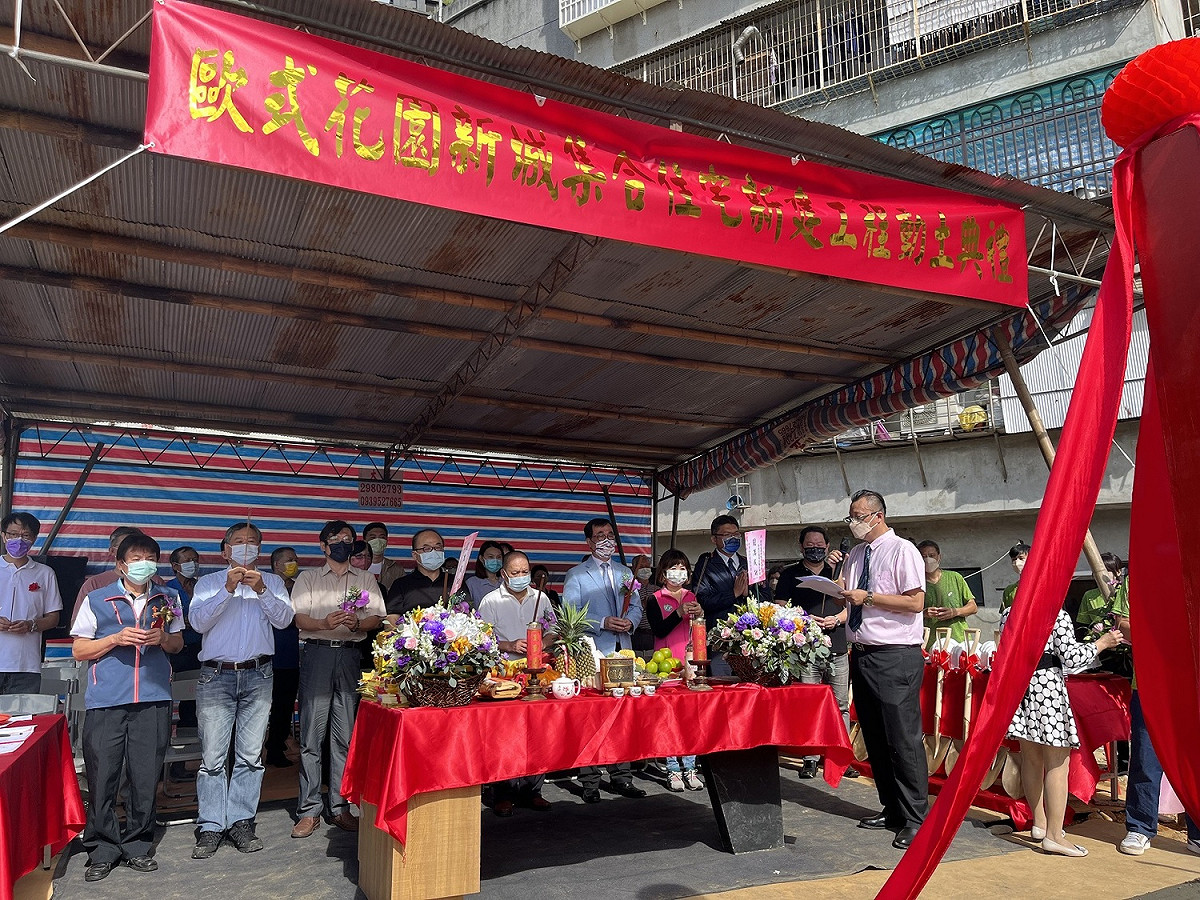 典禮持香照。 圖：新北市都更處提供