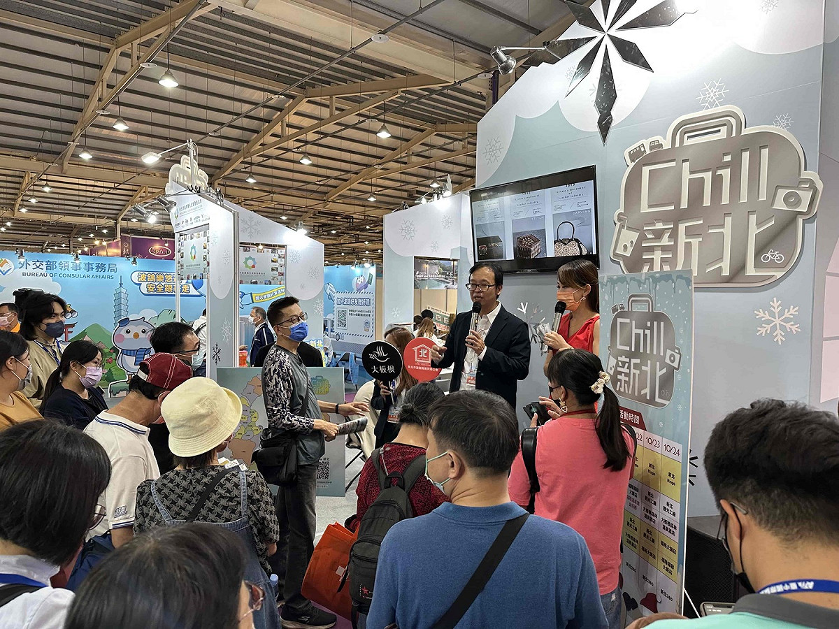 楊宗珉親至台中旅展現場，邀請中部民眾11月11日來訪新北歡樂耶誕城。 圖：新北市觀旅局提供
