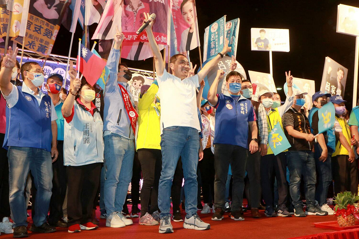 侯友宜手比「2」號向支持者說，「我為2，好好做代誌」。 圖：侯友宜選辦提供