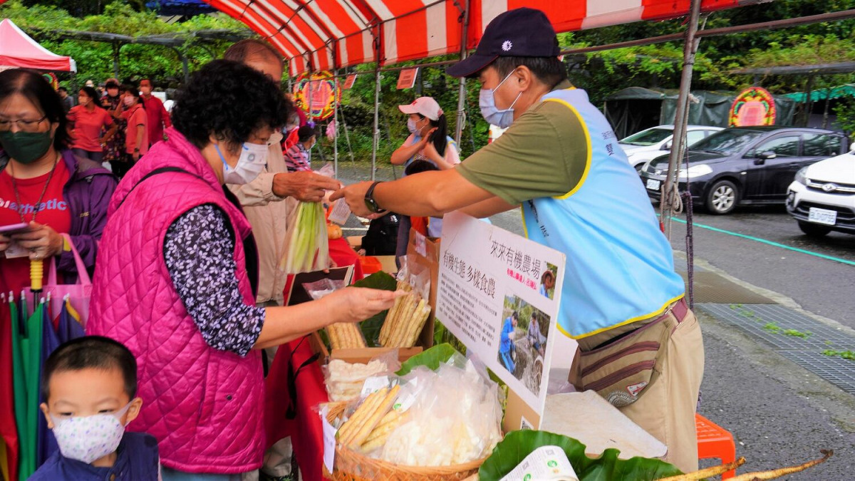 新北山藥展售會現場民眾購買山藥。 圖：新北市農業局提供