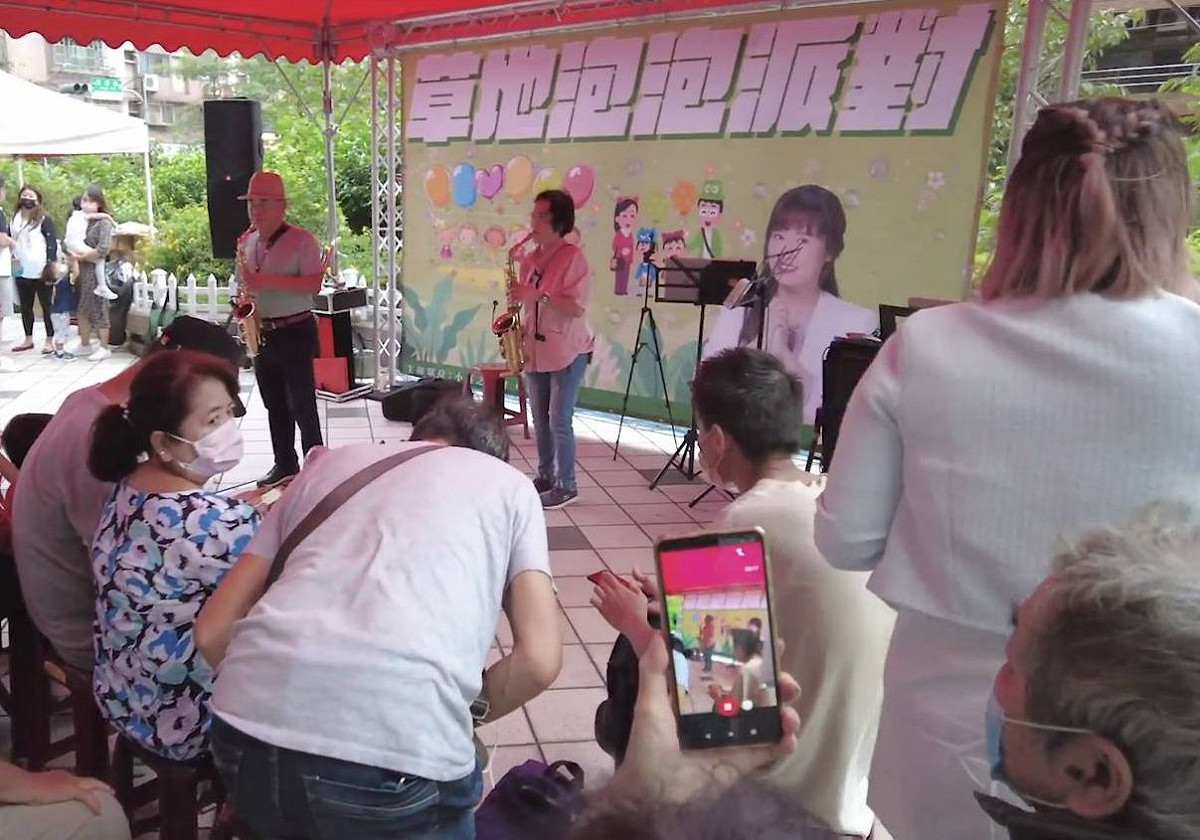 張嘉玲舉辦草地泡泡派對，前立委廖本煙、前市議員林秀惠連袂演奏薩克斯風 圖：張嘉玲選辦提供