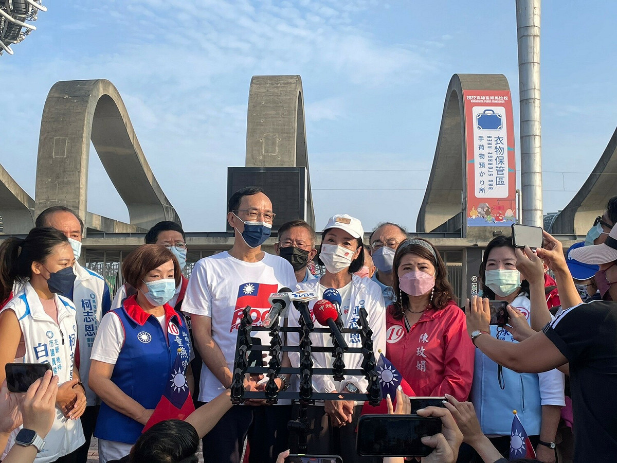 朱立倫(左三)批基進是是台灣民主的悲哀。 圖：柯志恩競辦提供