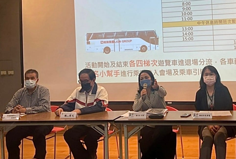 新北原民局充分尊重各族群意願，多次召開諮詢會議，圖為10月21日晚間111年新北市聯合文化活動第三次籌備會議情形，圖從左至右為萬寬樑領導人、新北市頭目協會陳宥元總頭目、原民局長羅美菁及副局長陳碧霞。 圖：新北市政府原民局提供