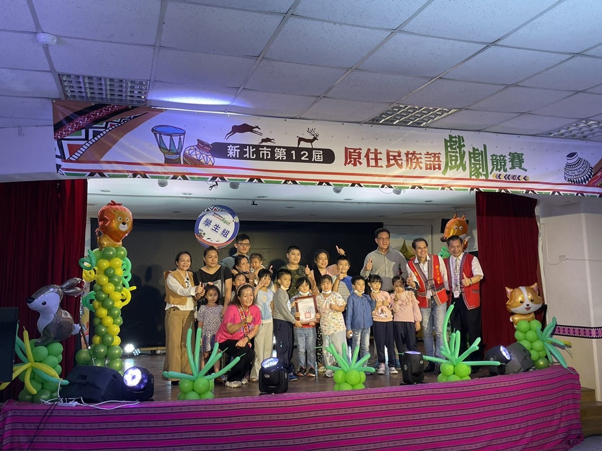 家庭組「Yungay劇團」盡力的表演讓台下觀眾掌聲不斷。 圖：新北市政府原民局提供