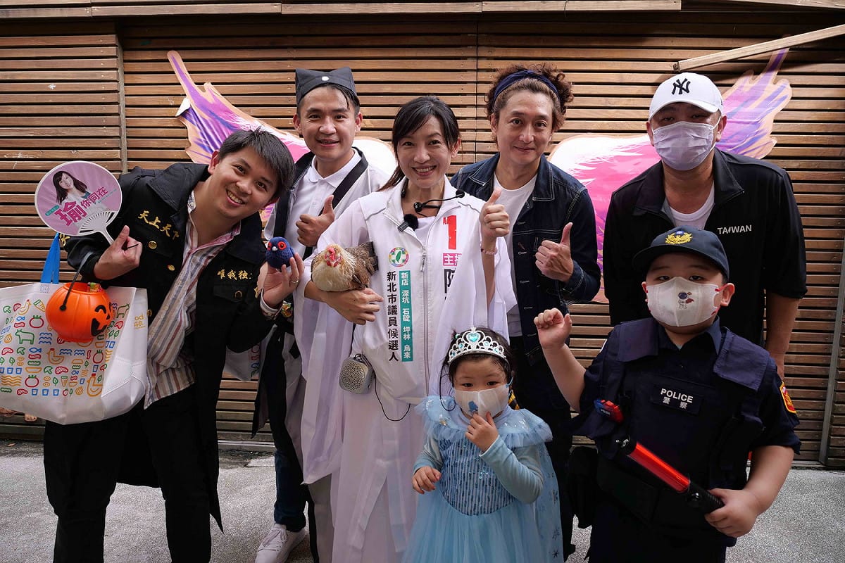 陳乃瑜與網紅趁著萬聖節將屆，在碧潭宣傳10月30號在新店十四張公園的紙風車《武松愛老虎》。 圖：陳乃瑜競總提供
