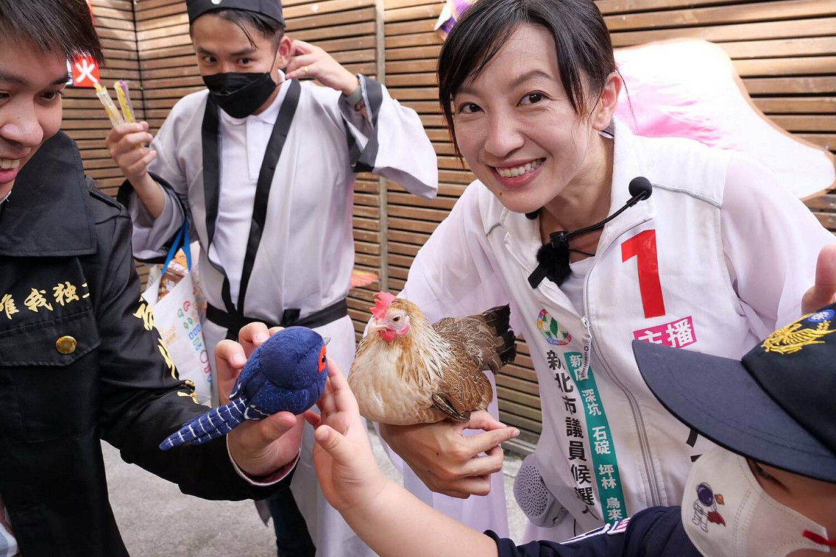 陳乃瑜，扮成最美女鬼聶小倩，與裝扮甯采臣的政治評論員張銘祐，一起在碧潭商圈踩點發糖果。 圖：陳乃瑜競總提供