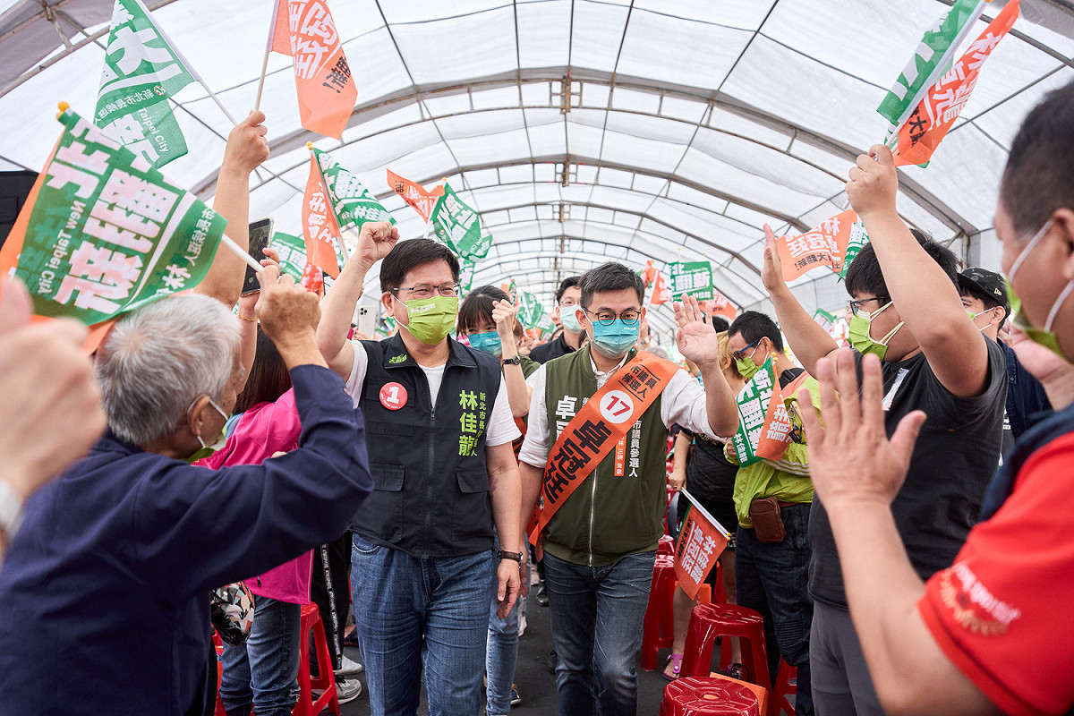 新北市長候選人林佳龍及新北市議員候選人卓冠廷（新北八土樹三鶯）今（23）日上午舉行聯合競選總部成立大會。 圖：卓冠廷競選辦公室提供