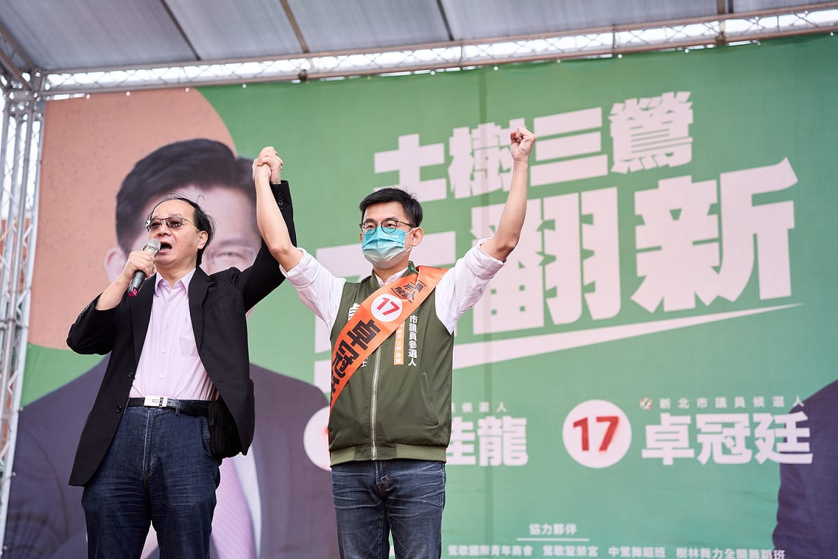資深媒體人、同時也是三峽鄉親的王瑞德到場為卓冠廷加油。 圖：卓冠廷競選辦公室提供