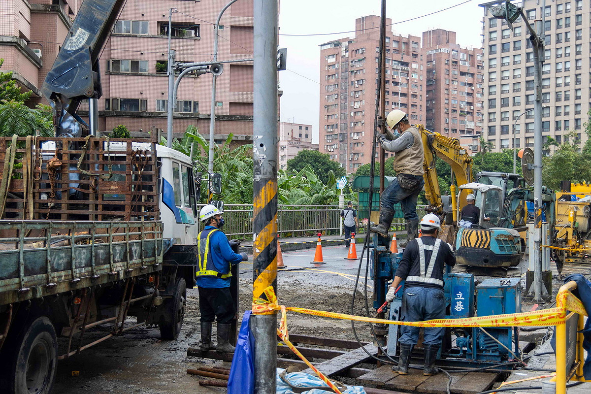 汐止區工建路137號道路下陷，新北市府全力搶修以維持市民的安全與通行便利。 圖：新北市新聞局提供