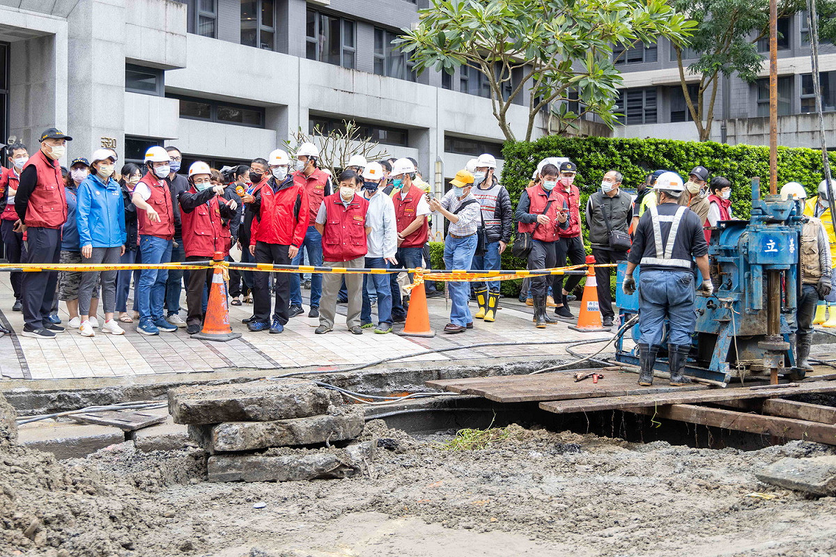 侯友宜市長視察汐止區工建路137號道路下陷修復進度。 圖：新北市新聞局提供