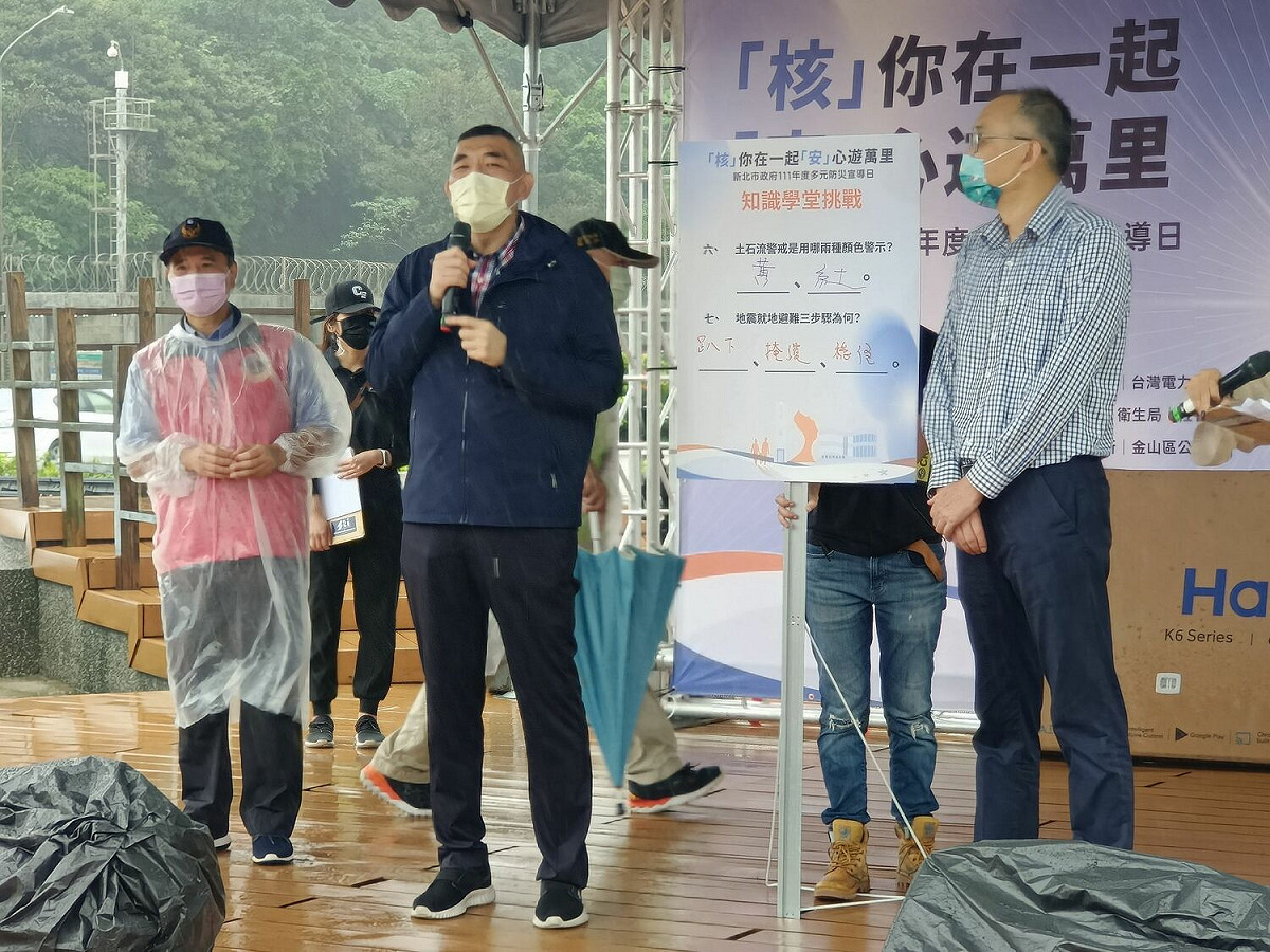 消防局長黃德清在「新北市政府111年多元防災宣導日活動」說明。 圖：新北市消防局提供