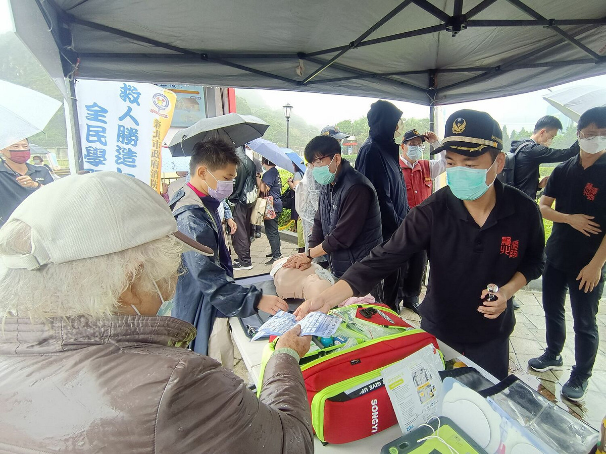 萬里區民眾踴躍參加「新北市政府111年多元防災宣導日活動」。 圖：新北市消防局提供