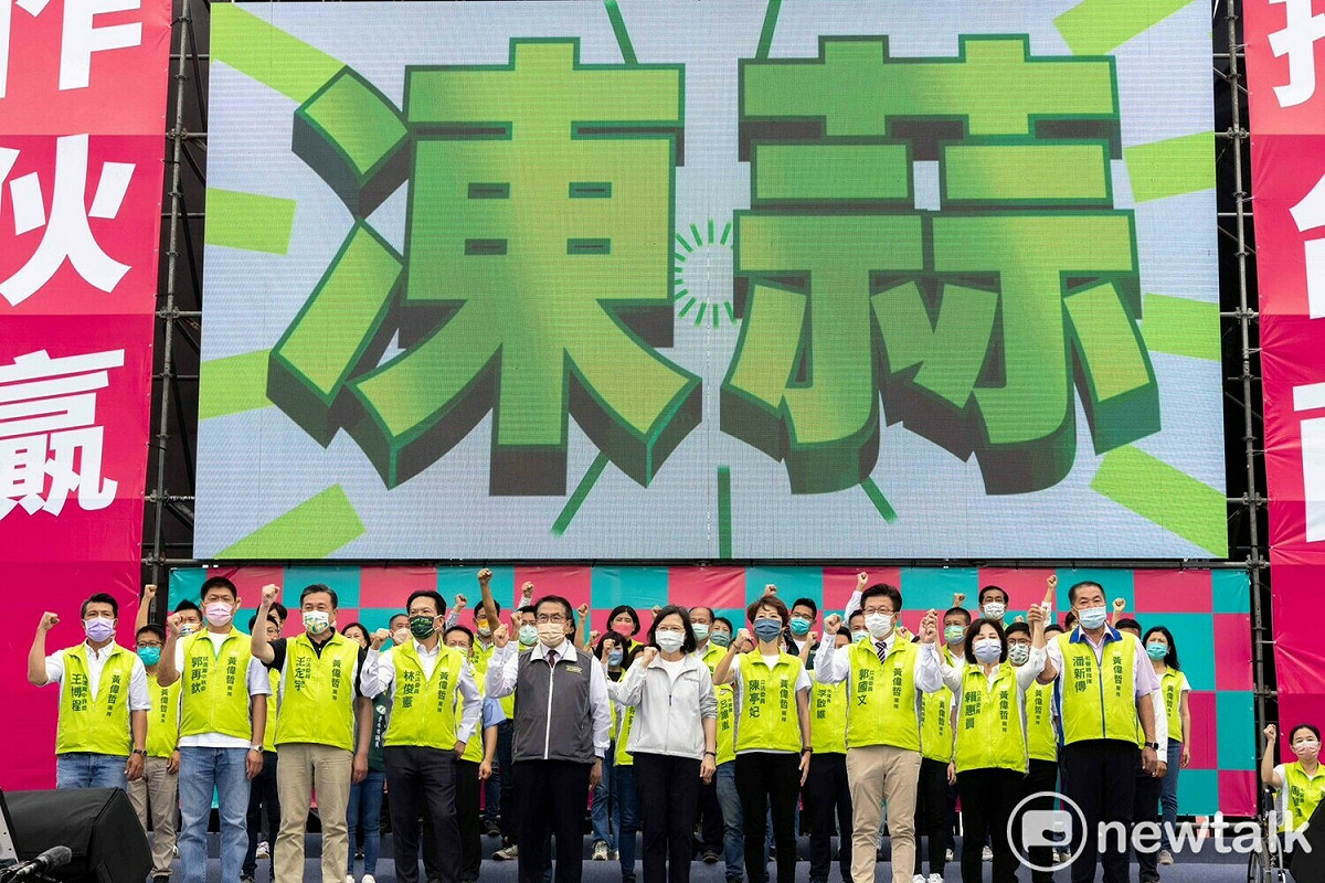 台南市長黃偉哲今日成立連任勝選總部，總統蔡英文也親臨現場，替市長及議員候選人授戰旗。台南六位立委也化身六大「選戰總督導」，展現台南大團結氣氛。 圖：黃博郎／攝