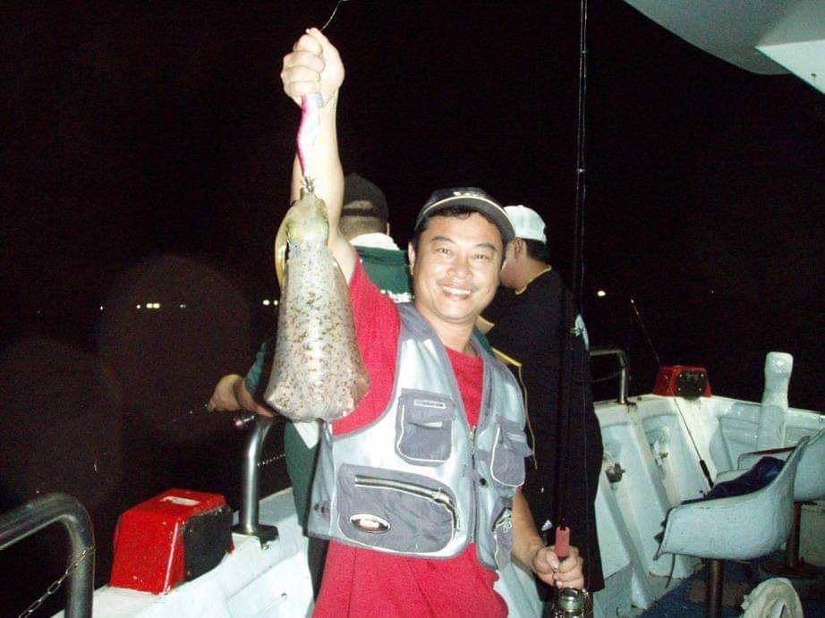 娛樂漁船釣軟絲。 圖：娛樂漁船航海家號船長蔡志鴻提供