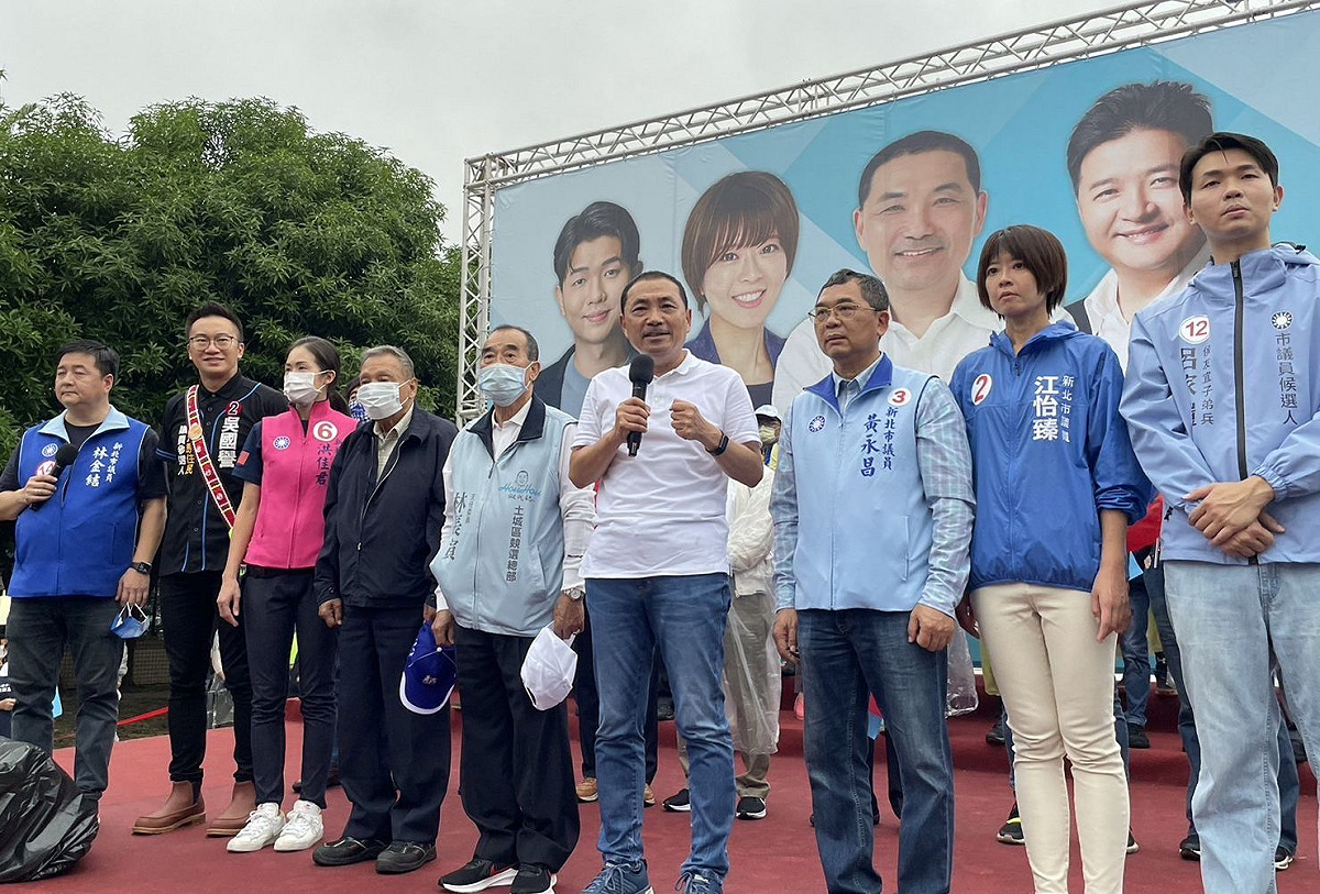 侯友宜與市議員候選人一字排開，進行催票。 圖：侯友宜選辦提供
