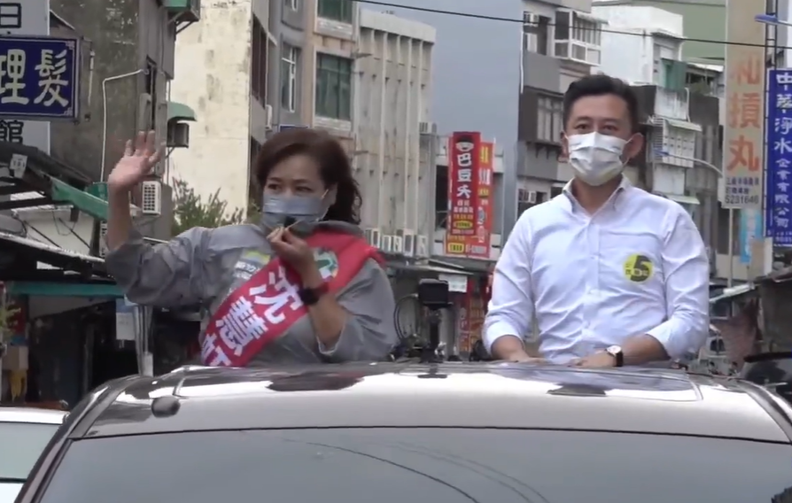 民進黨新竹市長參選人沈慧虹在前新竹市長林智堅陪同下，展開光榮車隊掃街。 圖:翻攝自沈慧虹臉書