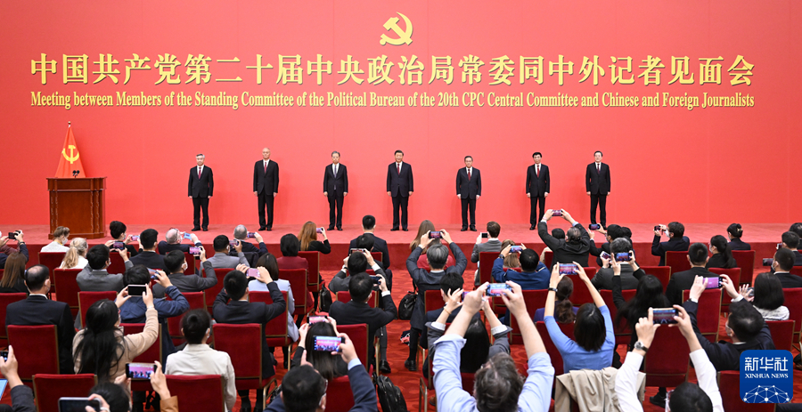 針對此次中共中央政治局新任常委清一色由「習家軍」包辦，矢板明夫預期下一步將清算團派餘黨，並直言新團隊所有成員沒人懂經濟，中國儼然奔向了貧窮、閉鎖、專制的未來。 圖：擷自新華社