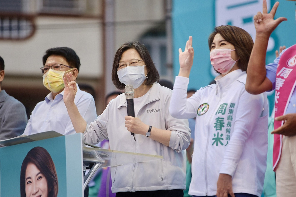 蔡英文(中)南下屏東為周春米(右)競總成立站台。 圖：周春米競總提供